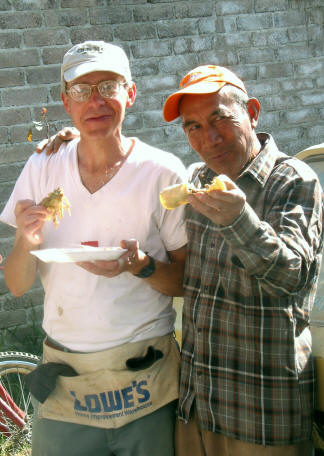 Dale & Pepe eating lunch
